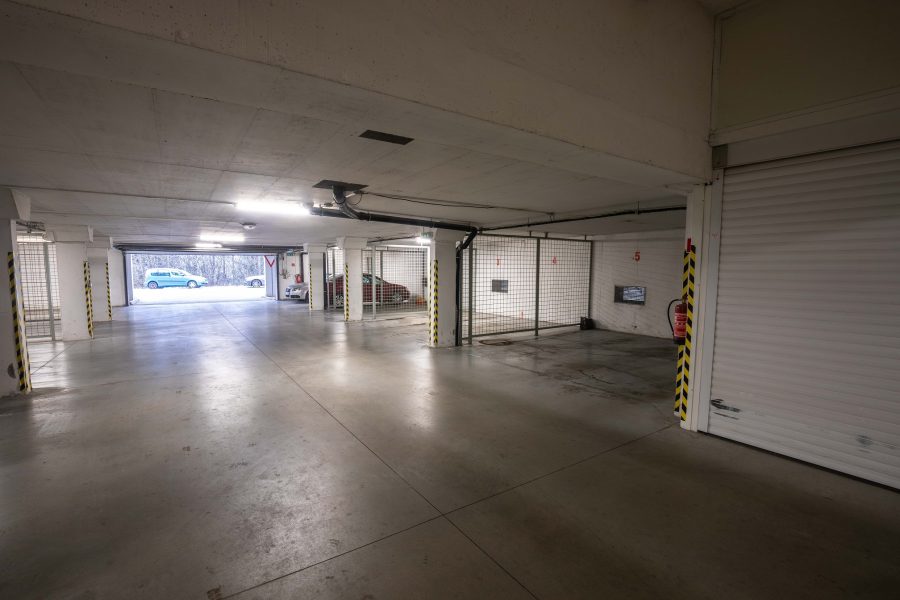 Širšie centrum BB – Prenájom slnečného 2 izb. bytu (75,77 m2) v novostavbe s balkónom a 2x parkovacím miestom, ulica J. A. Komenského