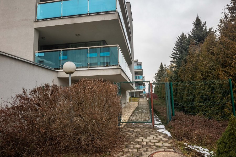 Širšie centrum BB – Prenájom slnečného 2 izb. bytu (75,77 m2) v novostavbe s balkónom a 2x parkovacím miestom, ulica J. A. Komenského