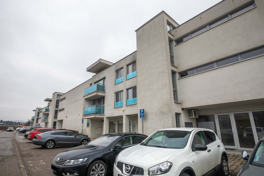 Širšie centrum BB – Prenájom slnečného 2 izb. bytu (75,77 m2) v novostavbe s balkónom a 2x parkovacím miestom, ulica J. A. Komenského