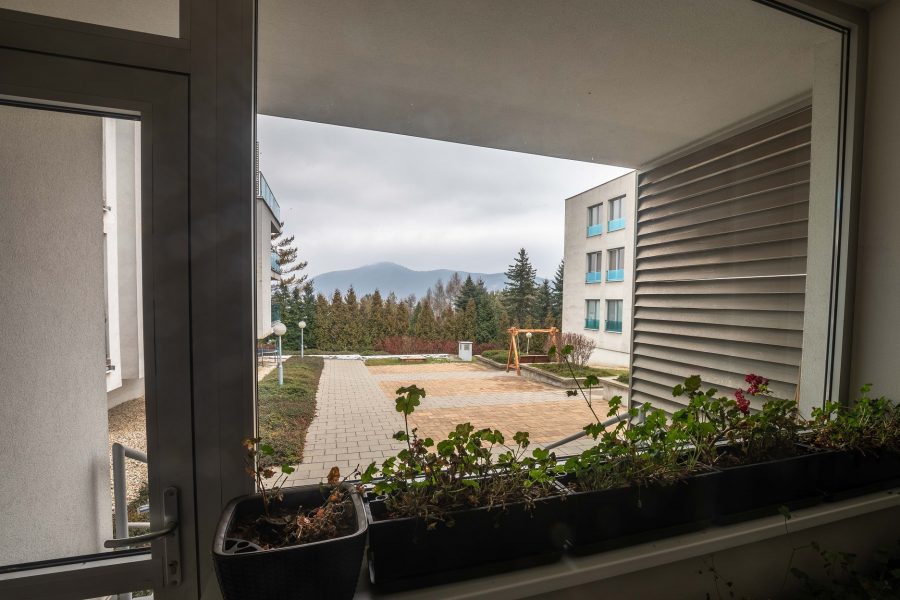 Širšie centrum BB – Prenájom slnečného 2 izb. bytu (75,77 m2) v novostavbe s balkónom a 2x parkovacím miestom, ulica J. A. Komenského