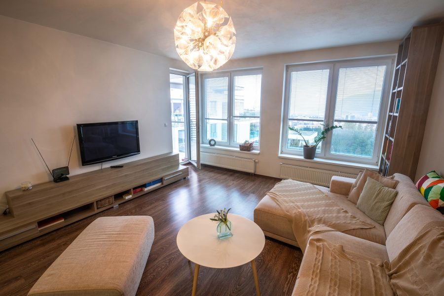 Širšie centrum BB – Prenájom slnečného 2 izb. bytu (75,77 m2) v novostavbe s balkónom a 2x parkovacím miestom, ulica J. A. Komenského