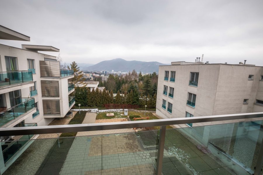 Širšie centrum BB – Prenájom slnečného 2 izb. bytu (75,77 m2) v novostavbe s balkónom a 2x parkovacím miestom, ulica J. A. Komenského