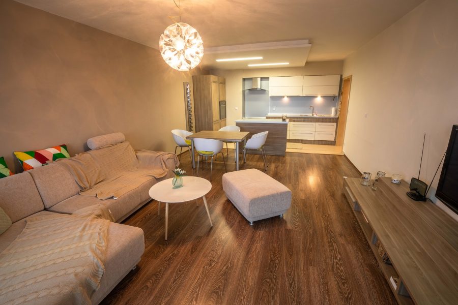 Širšie centrum BB – Prenájom slnečného 2 izb. bytu (75,77 m2) v novostavbe s balkónom a 2x parkovacím miestom, ulica J. A. Komenského