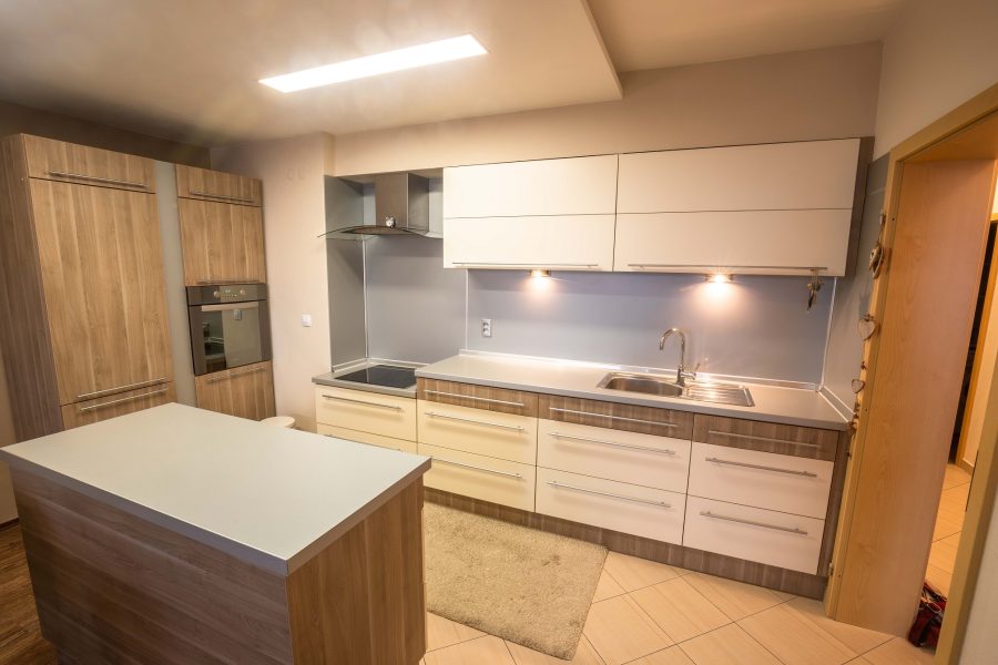 Širšie centrum BB – Prenájom slnečného 2 izb. bytu (75,77 m2) v novostavbe s balkónom a 2x parkovacím miestom, ulica J. A. Komenského