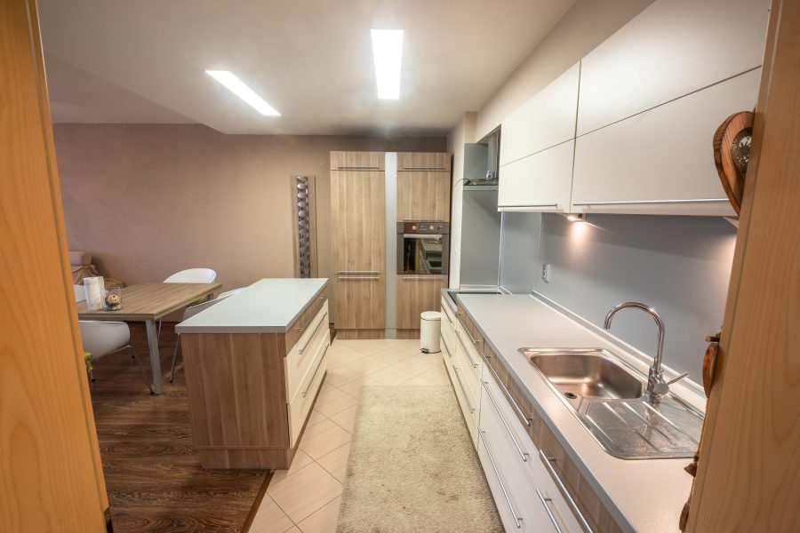 Širšie centrum BB – Prenájom slnečného 2 izb. bytu (75,77 m2) v novostavbe s balkónom a 2x parkovacím miestom, ulica J. A. Komenského