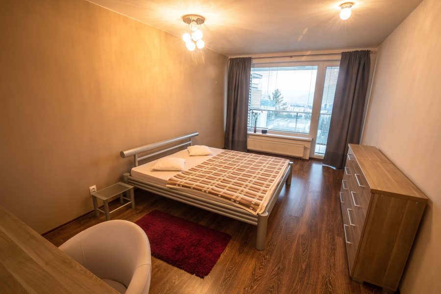 Širšie centrum BB – Prenájom slnečného 2 izb. bytu (75,77 m2) v novostavbe s balkónom a 2x parkovacím miestom, ulica J. A. Komenského