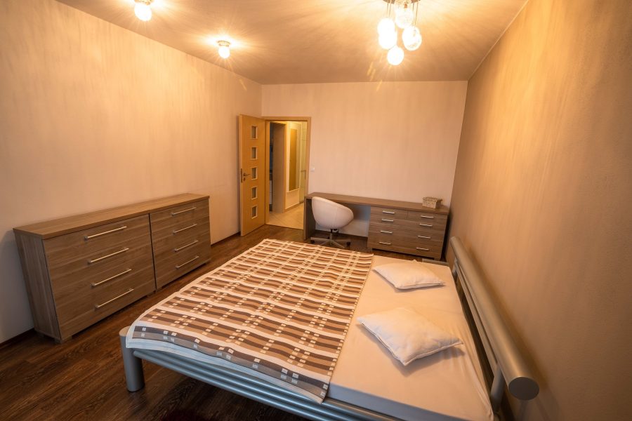 Širšie centrum BB – Prenájom slnečného 2 izb. bytu (75,77 m2) v novostavbe s balkónom a 2x parkovacím miestom, ulica J. A. Komenského