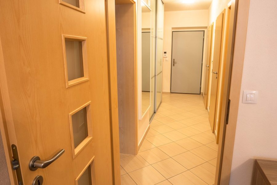 Širšie centrum BB – Prenájom slnečného 2 izb. bytu (75,77 m2) v novostavbe s balkónom a 2x parkovacím miestom, ulica J. A. Komenského