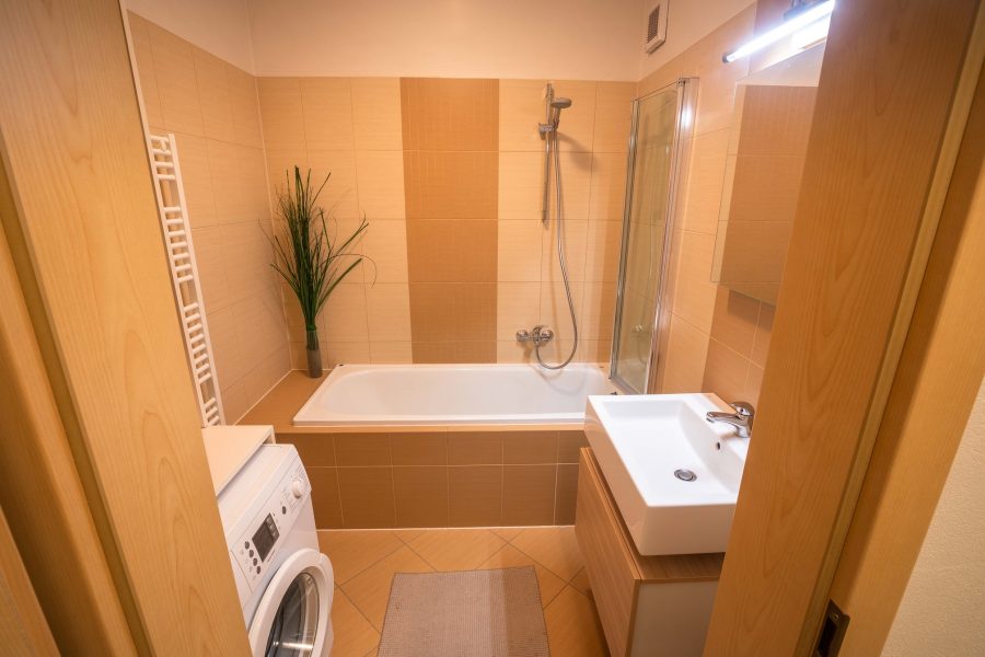 Širšie centrum BB – Prenájom slnečného 2 izb. bytu (75,77 m2) v novostavbe s balkónom a 2x parkovacím miestom, ulica J. A. Komenského