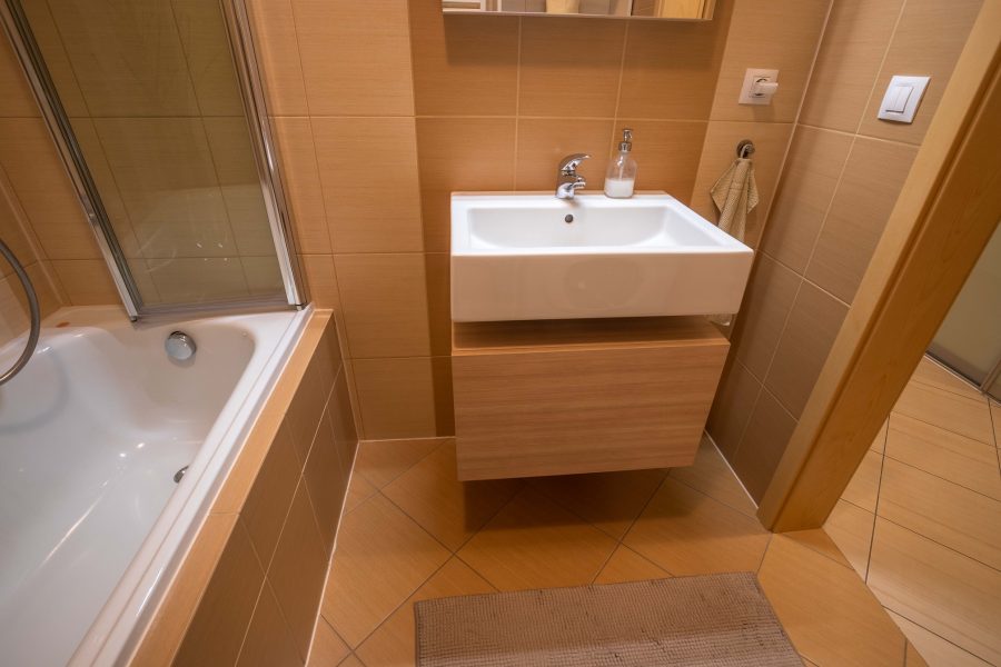Širšie centrum BB – Prenájom slnečného 2 izb. bytu (75,77 m2) v novostavbe s balkónom a 2x parkovacím miestom, ulica J. A. Komenského