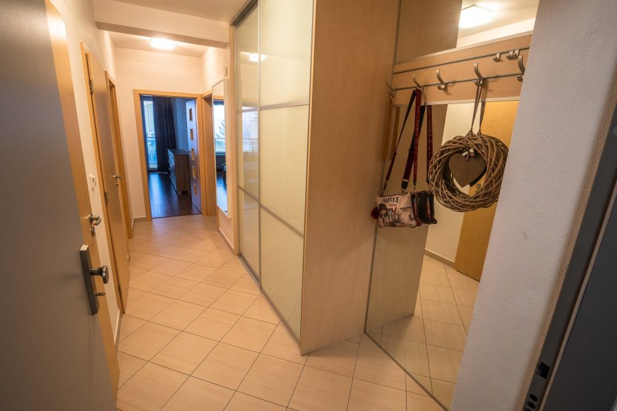 Širšie centrum BB – Prenájom slnečného 2 izb. bytu (75,77 m2) v novostavbe s balkónom a 2x parkovacím miestom, ulica J. A. Komenského