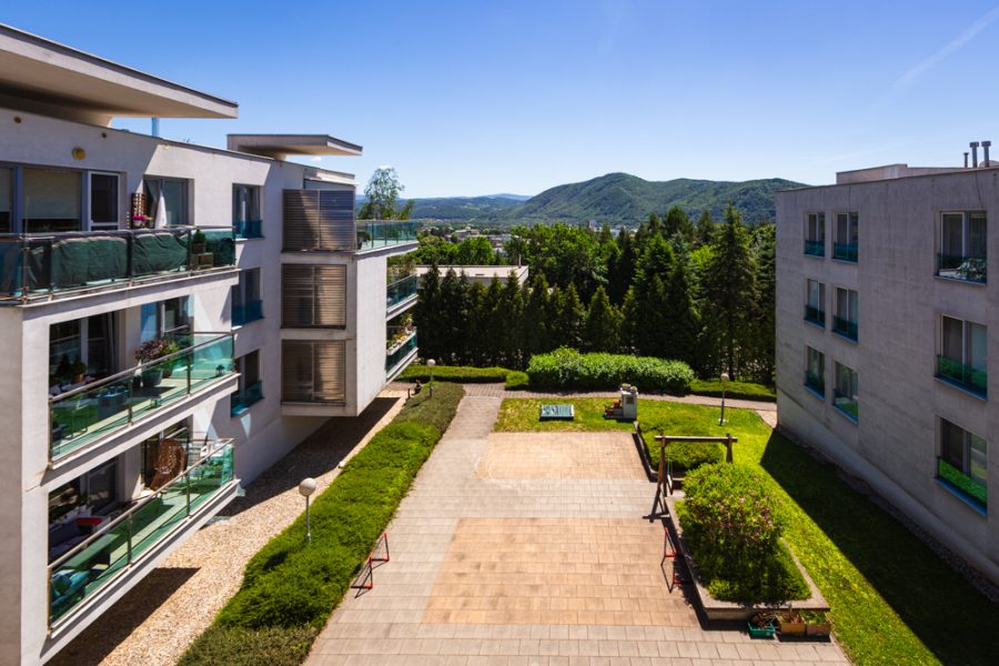 Lokalita Kačica – Prenájom slnečného 2 izb. bytu (75,77 m2) v novostavbe s pivnicou, balkónom a 2x parkovacím miestom, ulica J. A. Komenského