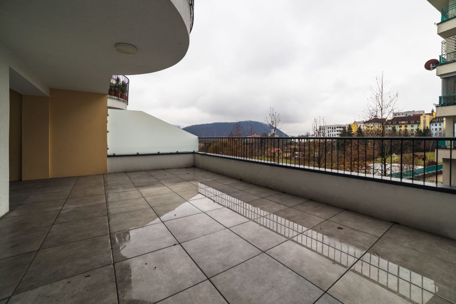 Lokalita Belveder – Prenájom pekného 2 izb. bytu (60 m2) v novostavbe s veľkou terasou, pivnicou a garážovým parkovaním, širšie centrum BB