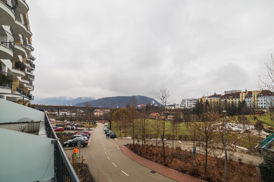 Lokalita Belveder – Prenájom pekného 2 izb. bytu (60 m2) v novostavbe s veľkou terasou, pivnicou a garážovým parkovaním, širšie centrum BB