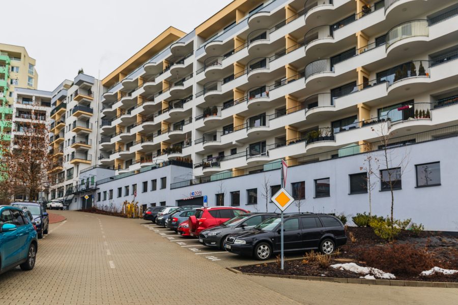 Lokalita Belveder – Prenájom pekného 2 izb. bytu (60 m2) v novostavbe s veľkou terasou, pivnicou a garážovým parkovaním, širšie centrum BB