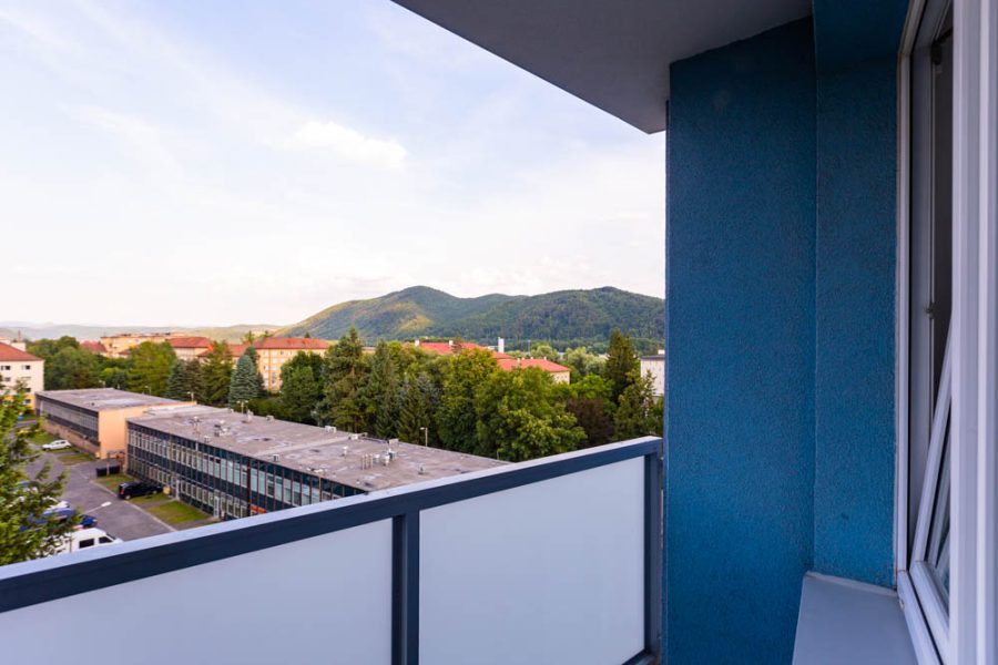Lokalita Sídlisko – Prenájom 3 izb. bytu (70 m2) po kompletnej rekonštrukcii s pivnicou a dvoma balkónmi, širšie centrum mesta BB